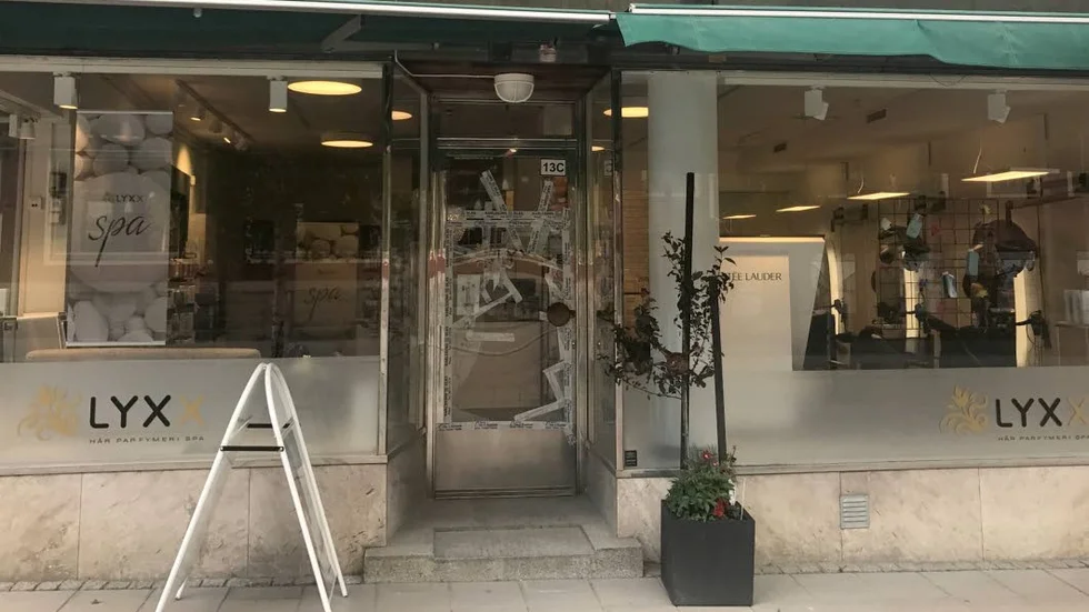 INBROTT. Någon eller några har slagit sönder rutan till frisörsalongen under natten till torsdagen. Några timmar senare utlöses inbrottslarmet igen.