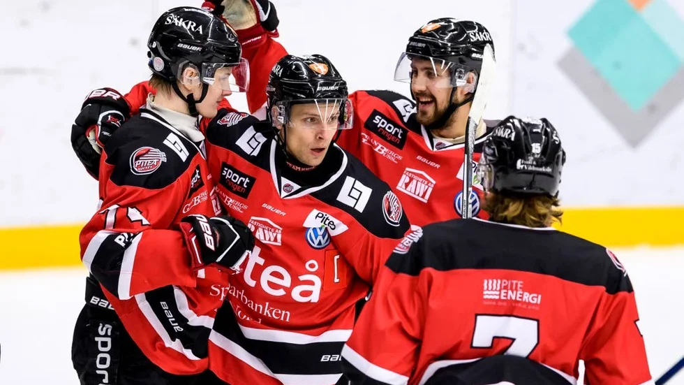 GODKÄNT. Lagkaptenen Magnus Isaksson (i mitten) och hans gäng kan kvittera ut ett godkänt betyg för årste säsong... även om många hade hoppats att laget skulle ta sig ett steg till - till den allsvenska kvalserien.