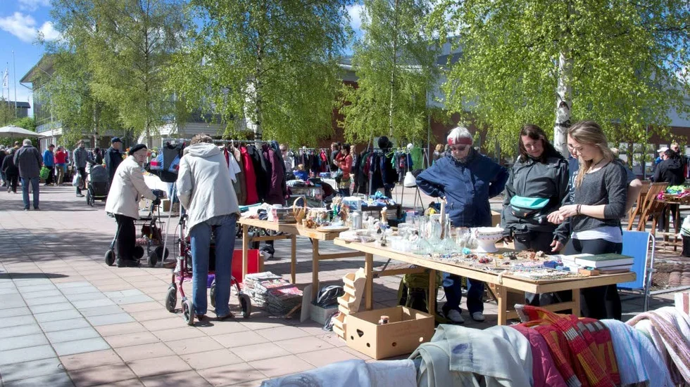 Konkurrens. Leif Lidman startar loppis på Noliaområdet och tar därmed upp konkurrensen med Badhusparken.