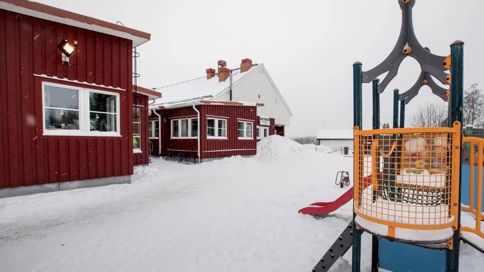Blåsmark skola. "Hemmingsmark löste allt för byn när de lyckades, trots allt motstånd, att starta en friskola. Jag hoppas att allt löser sig även för Blåsmark".