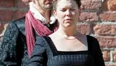 Pontus Plæenge fick idén till Shakespeare på Gräsgården och Malin Svarfar-Karlsson har medverkat i alla uppsättningar. Här gör de rollerna Parolle och Helen i Slutet gott! Allting gott?.
FOTO: HENRIK FLYGARE