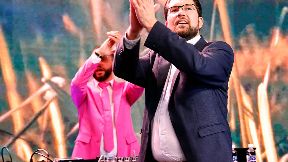 Sverigedemokraternas partiledare Jimmie Åkesson segerrusig på sin valvaka.