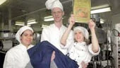 Alejandra Poblete Diaz, Andreas Johansson och Jennifer Hansen med diplomet från De Geergymnasiet gick till final i matlagningstävlingen på Öland.                                                       FOTO: JANNE FORSBY