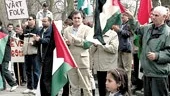 Omkring 350 personer i alla åldrar samlades utanför Norrköpings stadsbibliotek på lördagen för att uttrycka sitt stöd för det palestinska folket.	
FOTO: ANITA KJELLBERG