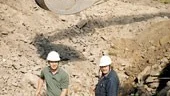 Fem meter återstår att gräva i den grop som Stig Andersson, ordförande i Föreningen för bärgning av Finspongskanonerna, och Leif Andersson från grävfirman Andersson & Baggman står i,  innan man förväntas nå de sjunkna kanonerna.
FOTO: GUNNAR JOHANSSON