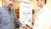 Välkommen - till datorn. Det hälsar Bilprovningens platschef Jan Grankvist till kunden Laszlo Gadacsi, som just kommit för att besiktiga sin bil, men först måste knappa in sin ankomst på välkomstdatorn.
FOTO: ROBERT SVENSSON
