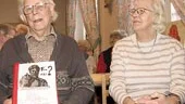 Ewert Briby kåserade om författaren och konstnären Albert Engström på PRO:s Öppet hus i Finspång. En av dem som beundrade Bribys framställning var Alva Fäger.	
FOTO: KAJSA JUSLIN (praktikant)