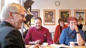 Bakom kaffekoppen i något personalrum trivs finansminister Bosse Ringholm nog bättre än på vilken lyxmiddag i Bryssel som helst. Här med handelsanställda i Hageby centrum
FOTO: ANITA KJELLBERG