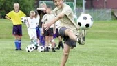 9årige Henrik Larsson prova den här veckan på fotboll på IK Sleipners fotbollsskola. Annars spelar han basket i Norrköping Dolphins.
FOTO: ROBERT SVENSSON
