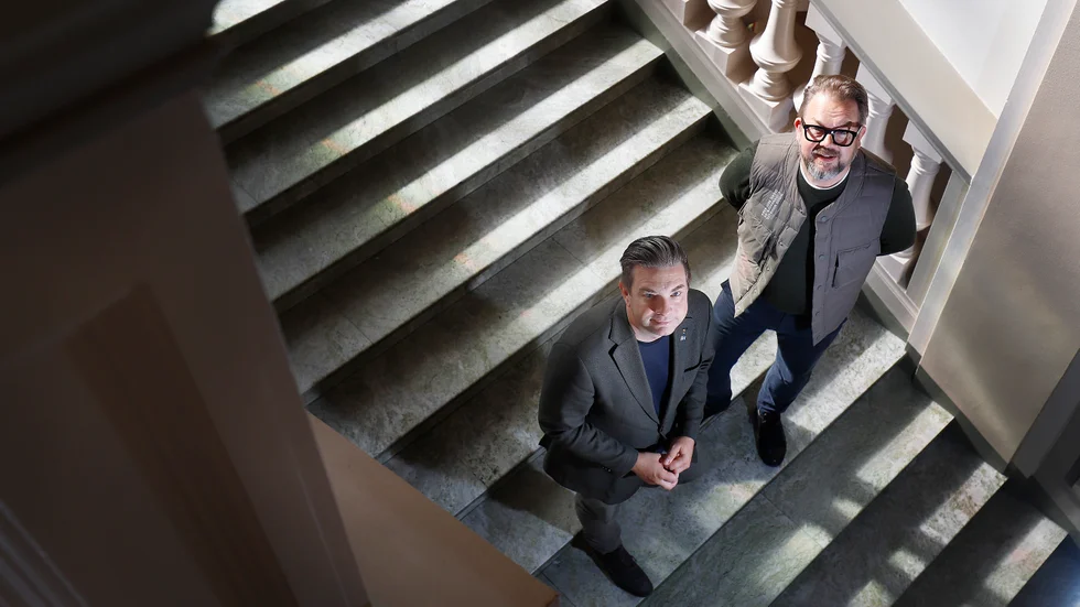 I det kommunala valet är en röst på Socialdemokraterna även en röst på Moderaterna. Skriver signaturen "Nisse". På Bilden Jimmy Jansson (S) och Jari Puustinen (M).