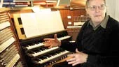  Jag tycker det vore en konstnärlig katastrof, om man tvingas bygga om S:t Olai orgel till 1919 års originalskick, menar kyrkans förre organist Bengt-Göran Sköld.
FOTO: JANNE FORSBY
