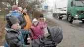 På Borggårdsvägen kör mycket tung trafik. Där gång- och cykelbanan korsar vägen finns ett övergångsställe. Det visar skyltarna, men de vita sträcken har försvunnit. Trafiksituationen oroar Kristoffer Monberg, Emelie Monberg, Madeleine Edström, Jenny Lindqvist (med Linus Svensson i famnen) och Fatima Monberg.
FOTO: TITTI OLOVSSON