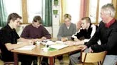 Det arbetas intensivt med matematiska uppgifter, ett måste för att bli godkänd och kunna söka till gymnasiet. Här hjälps Patrik Karlsson, Christian Boström, Michelle Svensson (lärare), Vedran Beslije och Curt Olsson(lärare) åt.
FOTO: TITTI OLOVSSON