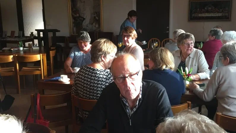 Ett 30-tal intresserade åhörare på frukost i Furubergskyrkan.