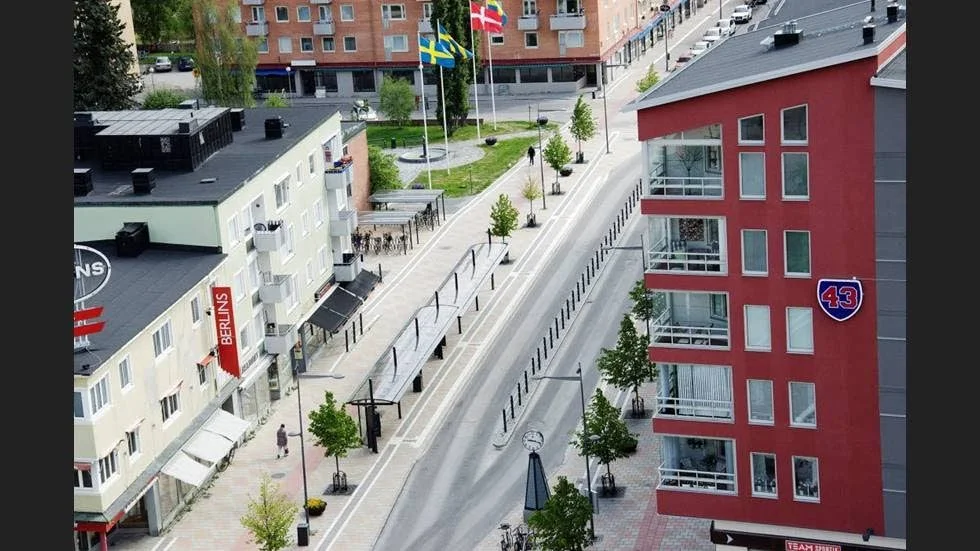 På Medborgarplatsen har flickan stött på de misstänkta gäringsmännen. (arkivbild)