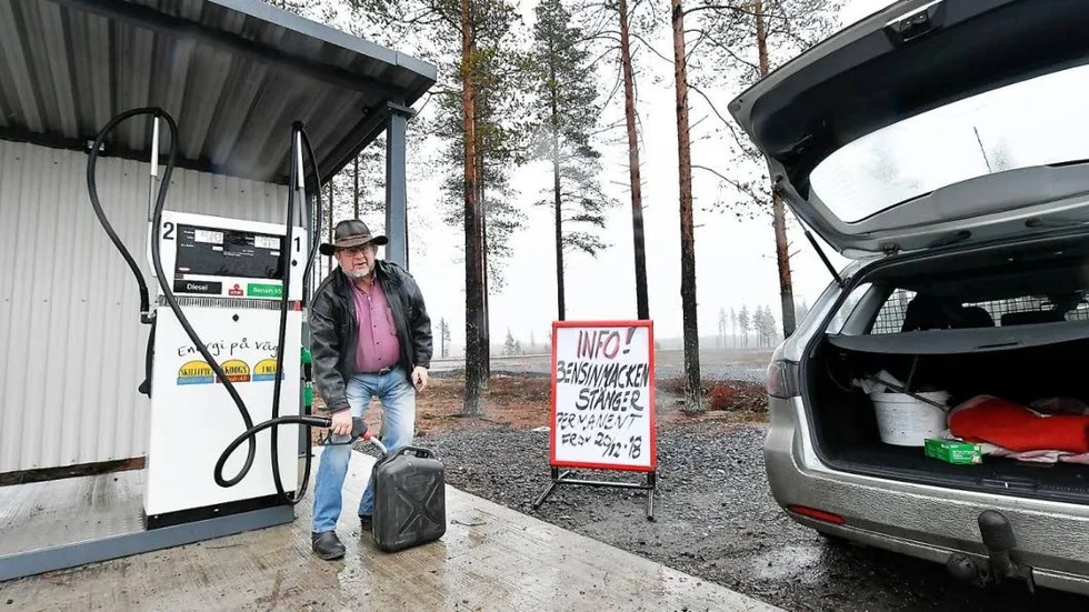 För Janerik Nyman kan det vara sista tankningen han gör i Fällfors. Den 20 december stängs anläggningen utanför Skellefteå drive center.
