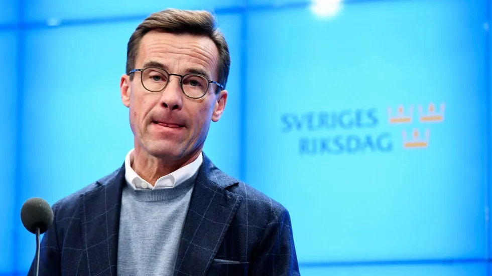 Ulf Kristersson (M) vill ha makten med hjälp av Sverigedemokraterna, men det är en farlig väg att vandra.
