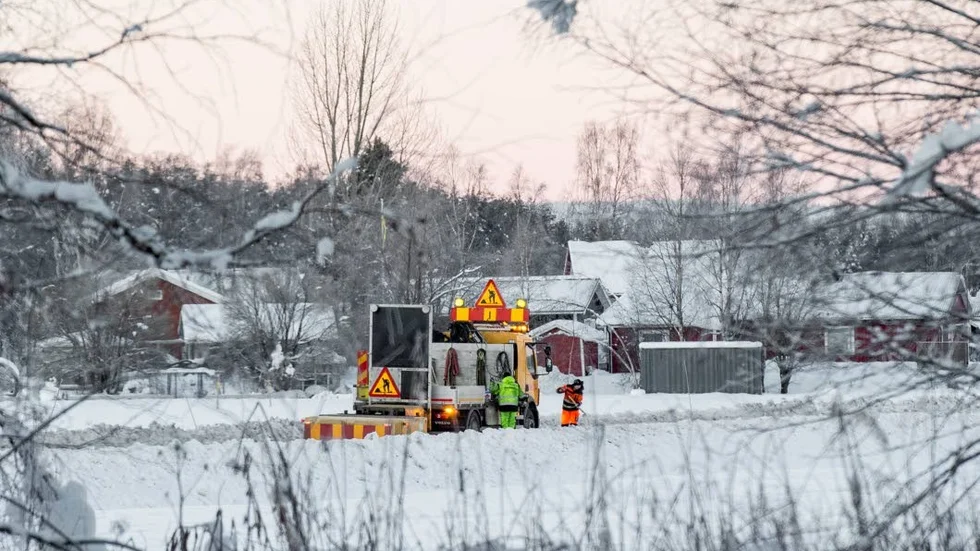Arbetet med att komplettera plogpinnar påbörjades i onsdags.