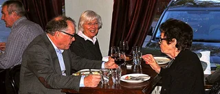Skratt och applåder på trevlig pubafton