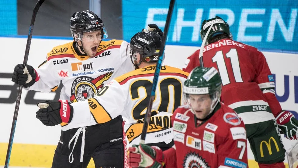 Petter Emanuelsson jublar över sitt 2-1-mål.