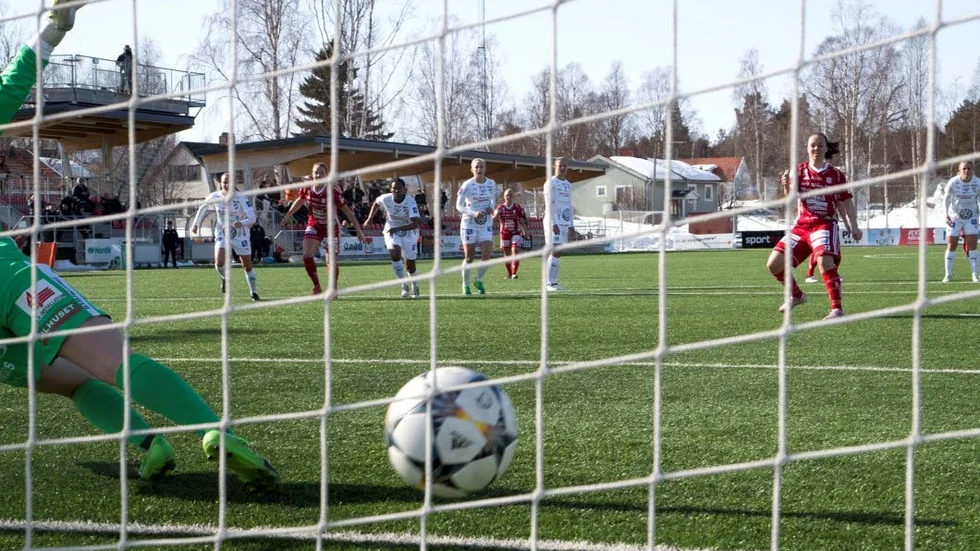 Här avgjordes premiären 15 april då Piteås June Pedersen prickade in straffen som betydde 2-1 mot Kalmar.