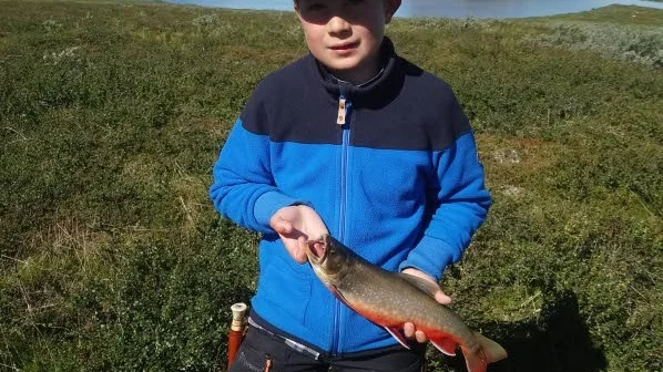 William Törnberg spinnfiskade och visst nappade rödingen.