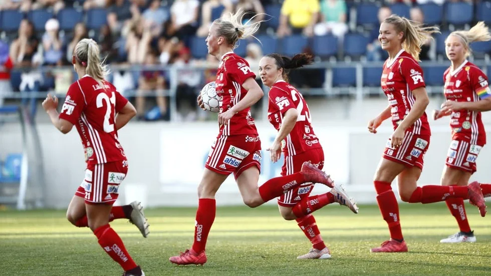 Julia Karlernäs (med bollen i handen) och hennes lagkompisar i PIteå drar igång damallsvenskan efter uppehållet på söndag nere mot Limhamn/Bunkeflo.