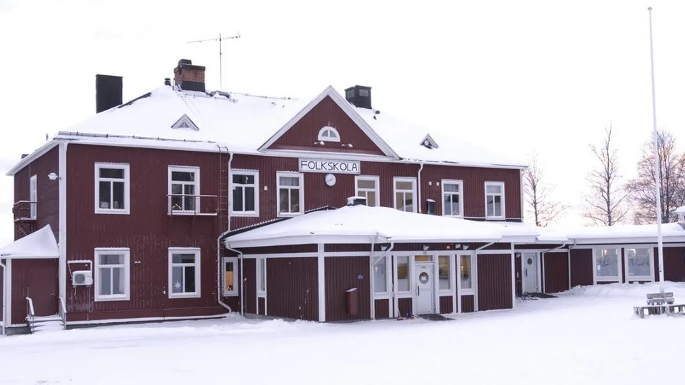 Eleverna på skolan i Glommersträsk kan komma att bussas till Arvidsjaur efter årsskiftet. Det har barn- och utbildningsnämnden beslutat på grund av bristen på behöriga lärare. (Arkivbild)
