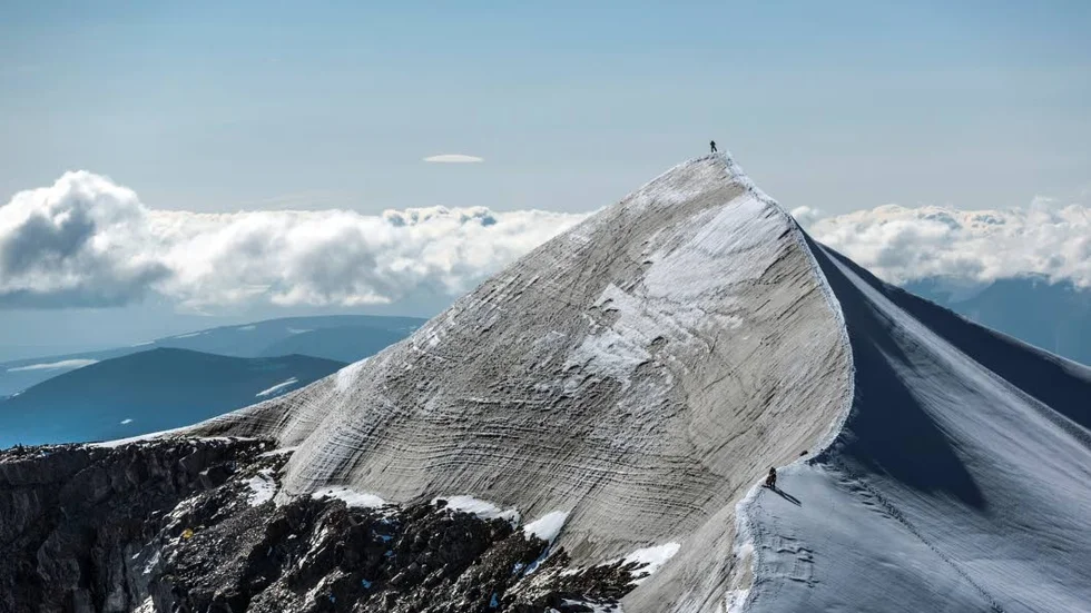 Dödsolyckan skedde på nära 2100 meters höjd. Soldaten från K 4 snubblade och åkte med en lavin ner från bergskammen mellan Kebnekaises två toppar (Arkivbild).