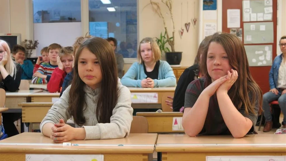 Saga Jonsson och Moa Sandlund deltog i lektionen via länk från Sjulnässkolan.