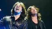 Ett klassiskt radarpar. Joey Tempest och John Norum, två 50-åringar vars historia går tillbaka till moppeåldern. Sent på fredagskvällen bjöd de på tungt rockparty i Luleå som huvudfigurer i Europes klassiska line-up. ?Foto: Göran Ström
