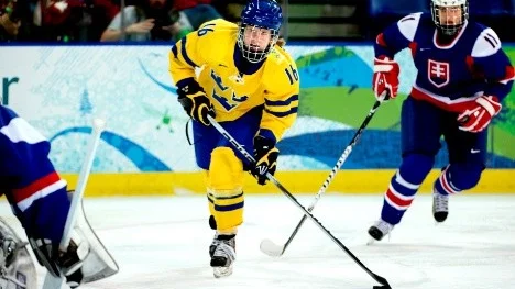 VANCOUVER 20100215
Women's ice hockey, Sweden vs Slovakia.
Swedish player nr 16 Pernilla Winberg scores Sweden's 4-2 goal.
Foto: Pontus Lundahl / SCANPIX / kod 10050