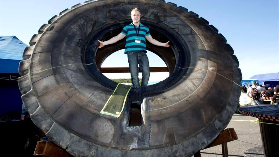 Sebastian Linder jobbar bland annat med repartion av däck. Här syns han i ett däck från en truck i Aitikgruvan.
