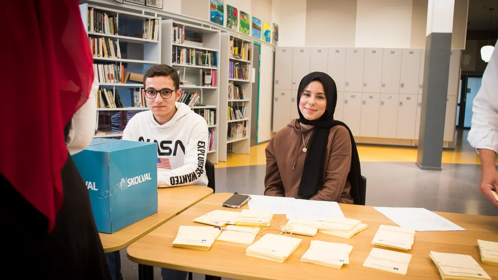 Till vänster, Mohammad Samih Hammami, 19, och till höger, Islam Al Mousa, 18. Båda går språkintroduktion, IM, och agerar som röstmottagare i skolvalet.