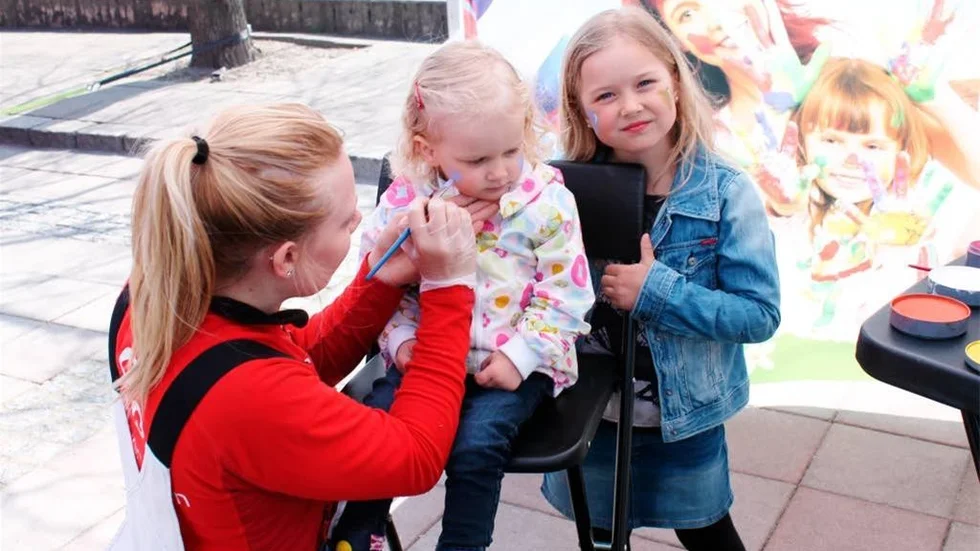 Här blir lillasyster Agnes lika fin som storasyster Olivia. Målar gör Angelica Carlsson Wikström från Aktivgruppen.