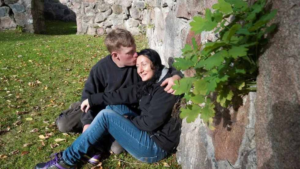 Äkta makar som höstmyser. I somras gifte Klas och Sandra Karlsson sig här i Krokeks ödekyrka, där de också hade sin första dejt, med första pussen.