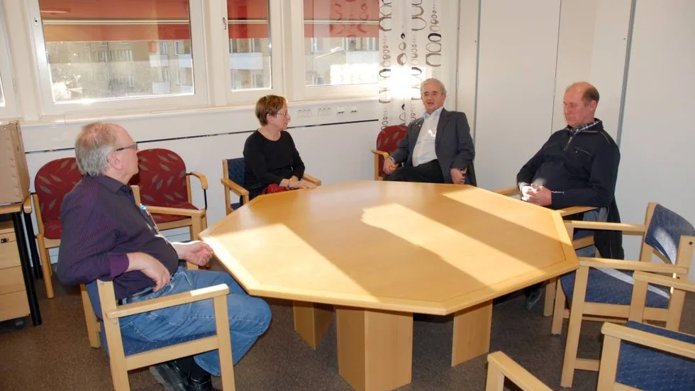 Inge Jacobsson, Lilian Bressler, Carl-Gustaf Mörner och Rune Larsson samlade kring mötesbordet i Moderaternas arbetsrum i kommunhuset.