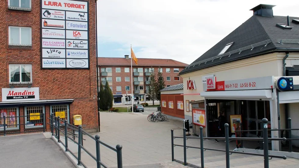 Ljura har sitt lilla kommersiella centrum.