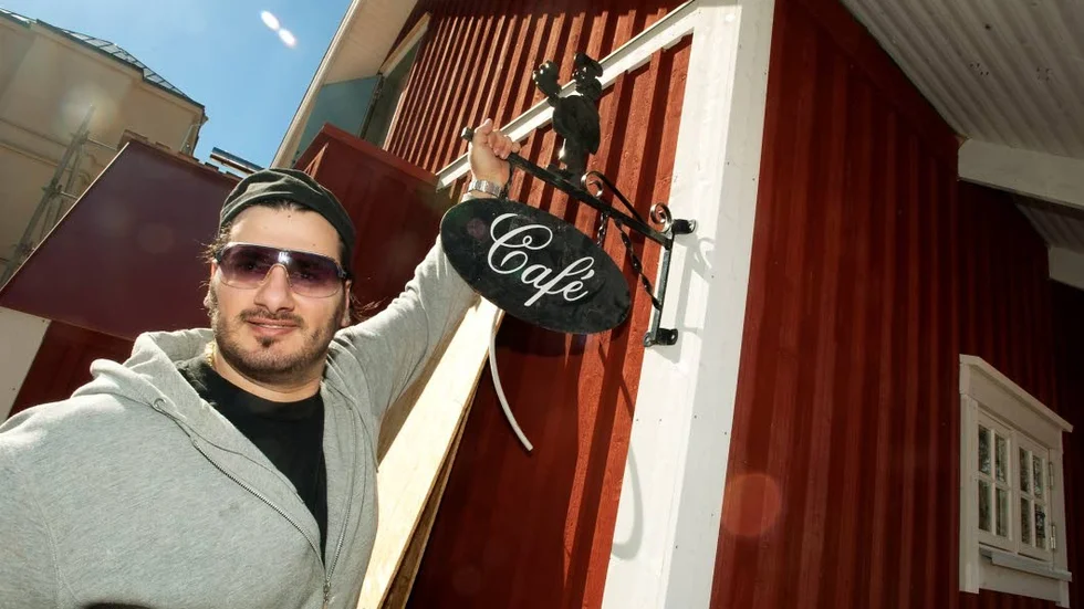 Skylten räddades. "Här ska den sitta - fast lite högre." Abdo Gezici visar. Foto: Robert Svensson
