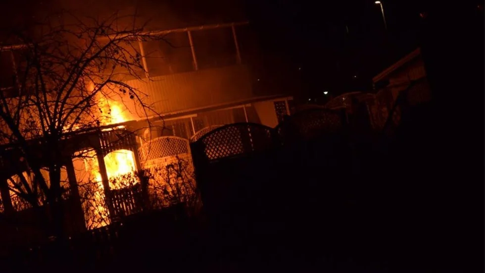 En drygt kvart in på det nya året var det en raket som for senett och satte eld på en utepklats på Muraregatan.