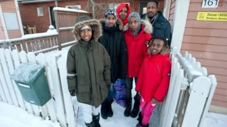 Efter att ha bott i en liten tvåa i ett halvår har de nu flyttat in i en större lägenhet. Fr v: Muno, Marymo, Sahra, Miski, Hussein och Munira. Fem av barnen saknas på bilden.