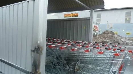 En sopkorg på Fixområdet, mellan Willys och Dollarstore började av okänd anledning att brinna under natten till måndagen. Här ses den brandskadade plåten, där sopkorgen satt.
