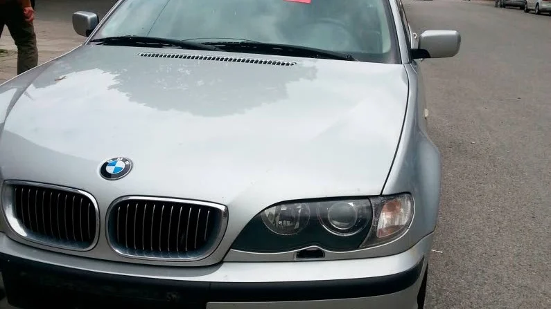 Inga böter. Den här bilen på Hantverksgatan, står felparkerad, men har inte fått några böter. Inte så lätt, eftersom den inte har några registreringsskyltar...