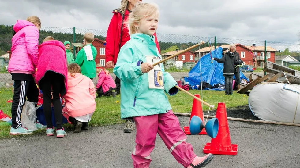 Provade diabolo. Ester Vastesson från Broby fritidshem, provade på diabolo, under Fritidshemmens dag i Söderköping.