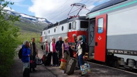 Här anländer Brukspensionärerna i Abisko, i närheten av Torneträsk i Kiruna.