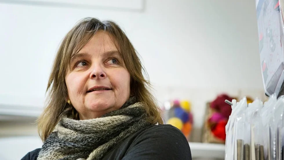 Stefanie Danielsson slår ett slag för handarbetet.