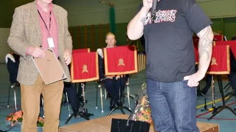 Widar Andersson delade ut utmärkelsen Årets finspånagre till en glad och tacksam Roberth Karlsson på lördagseftermiddagen.