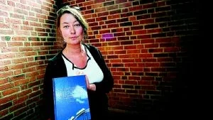 - Att jobba som författare och redaktör är en väldigt ensamt jobb, säger Åsa Hanell, som tillsammans med psykologen Per Carlbring kommit ut med en bok om panik- och ångelstattacker och hur man blir fri från dem. Foto: Andreas Skogh