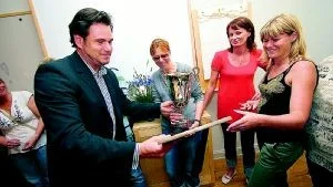 Ulla-Britt Karlsson, Annette Brobeck och Emma Johansson är tre av de duktiga motionärerna från Ringdansens Hemtjänst, nu väntar bubbelbad och middag som belöning. Priset överräcks av Thomas Bödefelt från Korpen.
Foto: Niclas Sandberg
