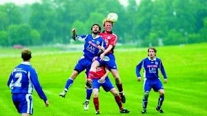 Duell på Himmelstalund. Blåtröjade Hagahöjden blev närmast överkört av gästande Ringarum. Foto: Andreas Skogh